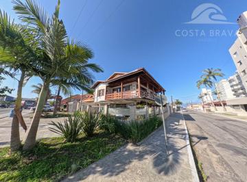 Casa · 250m² · 4 Quartos · 4 Vagas · Sobrado com Piscina Perto da Praia Brava, Caiobá