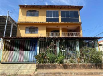 Casa · 390m² · 6 Quartos · 3 Vagas · Casa com 3 pavimentos na Quadra 101 do Recanto das Emas