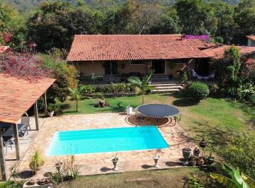 Foto 01 · LÍNDO SÍTIO DE 1.000m² C/ CASA ESTILO RÚSTICO, ÁREA DE LAZER COM CHURRASQUEIRA E PISCINA À VENDA EM