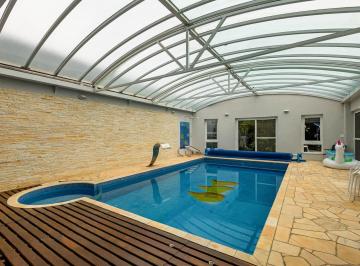 Piscina com Jacuzzi coberta · Casa com 5 quartos à venda no Bairro Alto em Curitiba