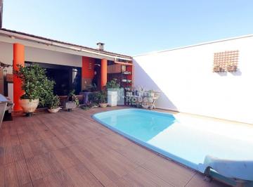 Casa · 265m² · 5 Quartos · 2 Vagas · Ampla casa com piscina no bairro Água Verde!