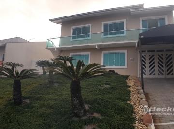 Casa no Petrópolis · Casa à Venda no Petrópolis Joinville, 6 Quartos, 190m², R$800mil