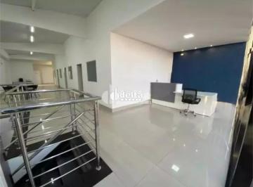 Comercial · 300m² · 2 Vagas · Casa comercial disponível para locação no bairro Bom Jesus em Uberlândia-MG