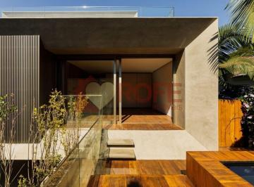 Casa · 620m² · 5 Quartos · 4 Vagas · Casa Moderna de 620m² com 5 suítes na melhor localização do Jardim América, altíssimo padrão