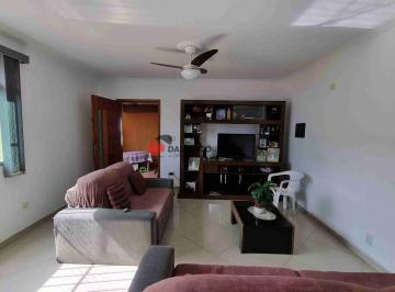 Casa · 187m² · 4 Quartos · 2 Vagas · Casa em Cerâmica
