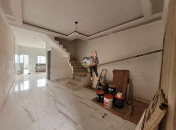 Sala ampla em conceito aberto com a cozinha · Sobrados Geminados à Venda, em fase de acabamento