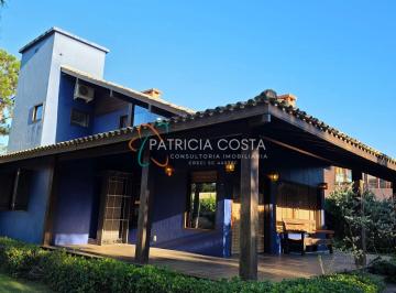 Casa · 192m² · 3 Quartos · 1 Vaga · Casa com Piscina no Condomínio Maranata II- Garopaba/SC