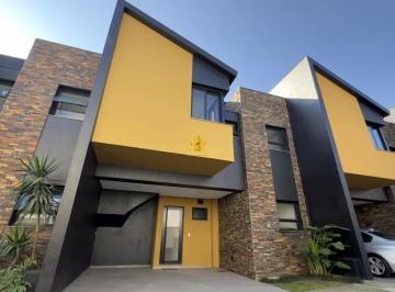 Casa · 172m² · 3 Quartos · 2 Vagas · Casa mobiliada em Condomínio !