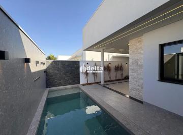 Casa · 360m² · 3 Quartos · 2 Vagas · Casa residencial em condomínio disponível para venda no bairro Laranjeiras em Uberlândia-MG.
