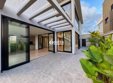 Casa · 466m² · 5 Quartos · 4 Vagas · Casa residencial em condomínio disponível para venda no bairro Granja Marileusa em Uberlândia-MG.