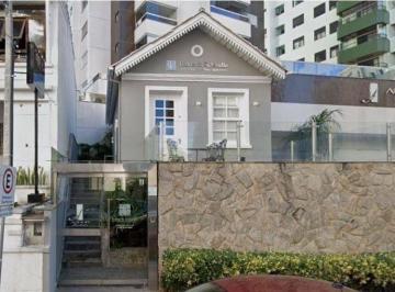 83bb08e79e107db2641fe4c221093c1b9a275023 · Locação | Casa com 47 m², 2 quartos, varanda e 2 vagas - Centro, em Florianópolis.