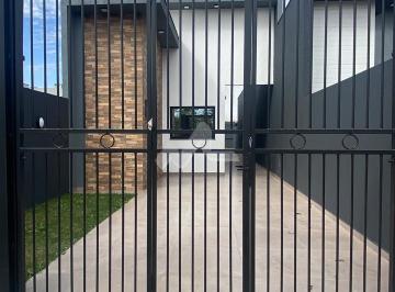 Casa · Linda casa no Jardim Coopagro, com uma suíte e mais um quarto, sobra de terreno, passagem lateral