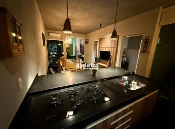 Casa · 250m² · 3 Quartos · 2 Vagas · Casa residencial disponível para venda bairro Alto Umuarama em Uberlândia-MG.