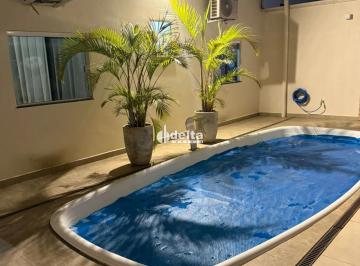 Casa · 250m² · 3 Quartos · 2 Vagas · Casa residencial disponível para venda no bairro Santa Rosa em Uberlândia-MG.