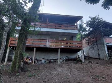 0 · Em um terreno de 1.667 m², esta casa foi construída com estilo moderno na Serra