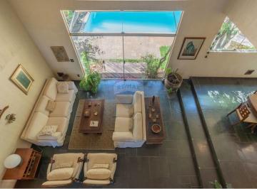 Casa · 512m² · 6 Quartos · 4 Vagas · RE/MAX CASANOVA ALUGA casa com 521 m² de área útil, 06 quartos (03 suítes e 2 closets), quintal, pis