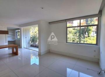 Sala · Apartamento no Cosme Velho de 3 quartos, 2 suítes, varanda, 2 vagas na escritura e infraestrutura no