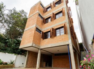 Casa · 344m² · 5 Quartos · 2 Vagas · Casa incrível anos 80, estilo vila italiana, de tijolos e concreto aparente.