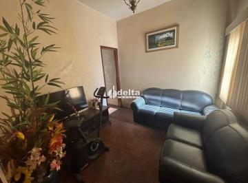 Casa · 660m² · 3 Quartos · Casa 2 quartos sendo 1 suíte disponível para venda no bairro Centro em Uberlândia-MG.