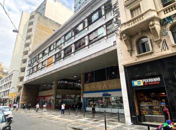 Comercial · 28m² · Loja em galeria na Rua Vinte e Quatro de Maio, N. 77 - Loja 14 • 28 m²
