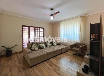 Casa · 360m² · 6 Quartos · 2 Vagas · Oportunidade de investimento: Casa com 3 unidades prontas e potencial para comércio ou moradia.