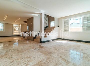 Sala · Linda Casa de Esquina com 5 Suítes, Piscina e Espaço Gourmet em Excelente Localização