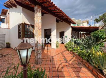 Casa · 370m² · 5 Quartos · 4 Vagas · Excelente Casa à Venda com 05 Quartos no Castelo!