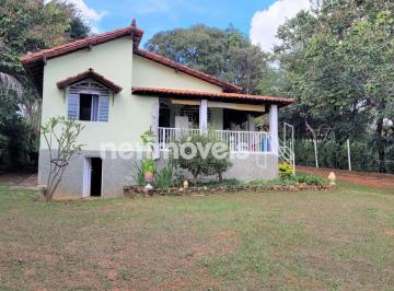 Fachada · Casa charmosa no Condomínio Estância Da Mata com um lote de 1.016,37m²;.