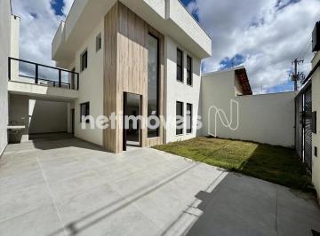 Casa · 209m² · 3 Quartos · 4 Vagas · Casa alto padrão 3 quartos com suítes e varanda à venda no Planalto!