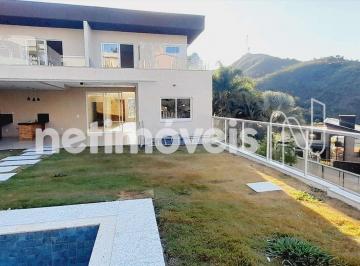 Casa · 470m² · 4 Quartos · 4 Vagas · Sauna com entrada direto para a piscina e espaço de convivência.