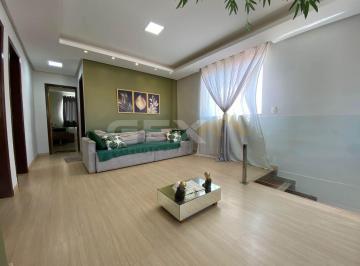 Casa · 260m² · 4 Quartos · 2 Vagas · Casa à venda no bairro Santa Rosa, 4 quartos, 1 suíte e espaço gourmet.