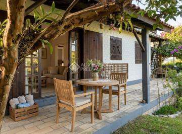 Casa · 150m² · 4 Quartos · Casa é venda no Centrinho da Praia do Rosa!