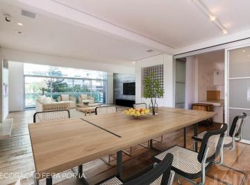 Apartamento · 250m² · 4 Quartos · 4 Vagas · Apartamento charmoso com varanda, churrasqueira e sala com pé direito duplo em rua tranquila