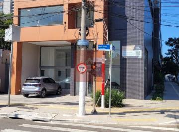 Comercial · 239m² · 2 Vagas · Loja de rua, de ESQUINA, sob um prédio residencial.