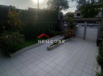 Casa · 250m² · 2 Quartos · 2 Vagas · Sobrado em  Avenida Capitão Luís Antônio Pimenta - Parque Bitaru - São Vicente/SP