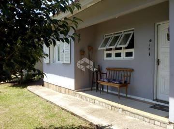 Casa · 109m² · 3 Quartos · 2 Vagas · Duas casas, uma alvenaria e outra madeira, de frente para rua.