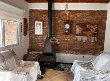 Casa · 100m² · 3 Quartos · 2 Vagas · Casa sobrado com 3 quartos, sendo 1 suíte, no bairro Bom Fim