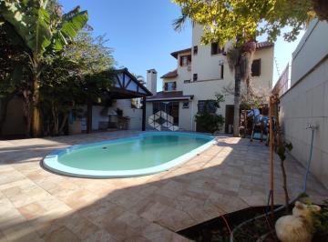 Casa · 257m² · 5 Quartos · 2 Vagas · Espetacular casa com piscina em frente ao Guaíba no Bairro Ipanema