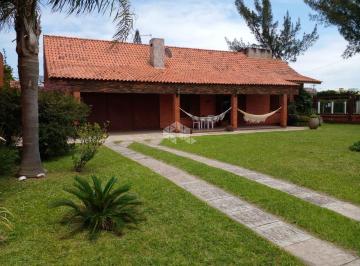 Casa · 168m² · 3 Quartos · 2 Vagas · Casa 03 quartos/dormitórios sendo 1 suíte, terreno com 720m² no centro de Xangri-Lá