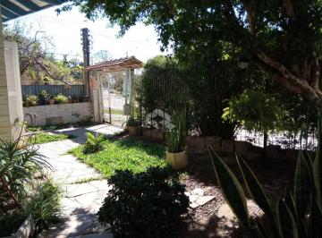 Casa · 136m² · 3 Quartos · 1 Vaga · Casa de 03 dormitórios, suíte, lareira, piscina, pátio e salão para venda no bairro Guarujá
