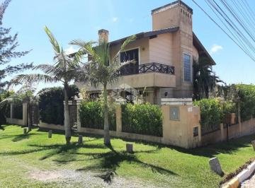 Casa · 236m² · 3 Quartos · 2 Vagas · Casa em Garopaba, localizada no bairro Ferraz, com bela vista para praia e cidade!
