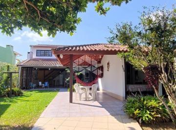 Casa · 110m² · 4 Quartos · 2 Vagas · Casa com 4 dormitórios, 2 vagas, com 110 m², próximo à Lagoa das Capivaras em Garopaba SC