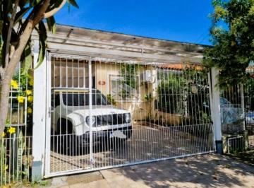 Casa · 50m² · 2 Quartos · 2 Vagas · Casa a venda com 2 dormitórios, pátio e garagem coberta no bairro Hípica