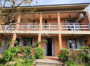 Casa · 188m² · 4 Quartos · 1 Vaga · CASA CENTRAL COM DORMITÓRIOS E PÁTIO AMPLO
