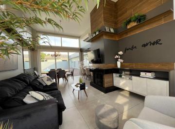 Casa · 195m² · 3 Quartos · 2 Vagas · Casa com 3 suites e Piscina - no Bairro Country