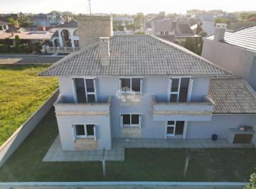 Casa · 290m² · 5 Quartos · 2 Vagas · Sobrado à venda com 5 quartos/dormitórios e 2 vagas /box em Atlântida Xangri-Lá/RS