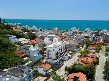 Apartamento · 133m² · 3 Quartos · 2 Vagas · Cobertura Duplex com 03 suítes, no Centro, em Bombinhas- SC, próximo ao mar.