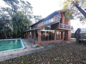 Casa · 300m² · 3 Quartos · 2 Vagas · Belíssima residência com estilo de construção rústico.