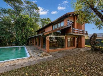 Casa · 300m² · 3 Quartos · 2 Vagas · Belíssima residência com estilo de construção rústico.