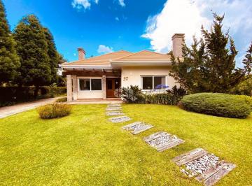Casa · 232m² · 2 Quartos · 2 Vagas · A venda casa de 2 dormitórios sendo 2 suítes, localizada em Gramado.